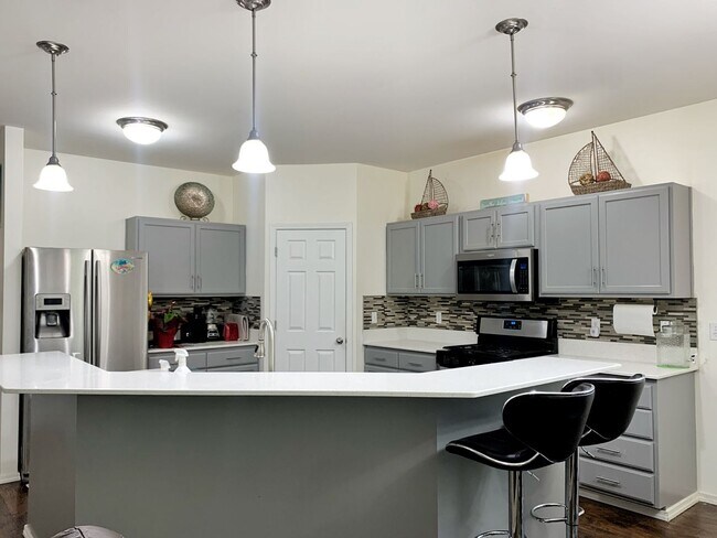 Building Photo - Remodeled Maple Woods Beauty
