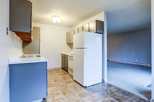 Building Photo - NOW LEASING : Spacious 2BR Upper Unit