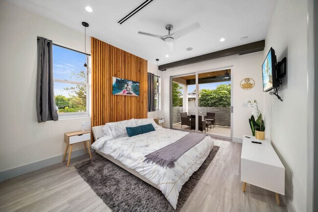 Building Photo - 1514 NE 5th Ct