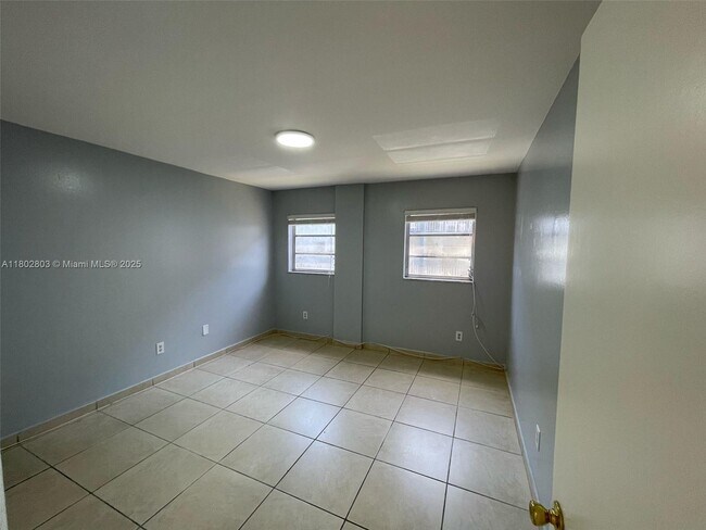 Building Photo - 1630 W 46th St