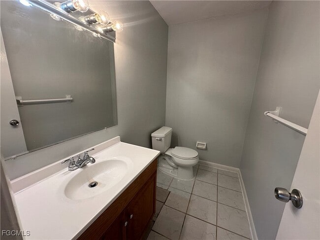 Building Photo - 518 SE 6th Pl