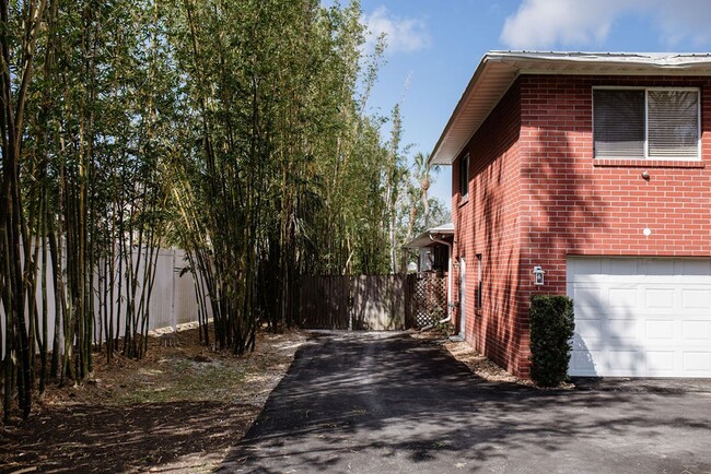 Building Photo - Riverfront Oasis in the City of Tampa!