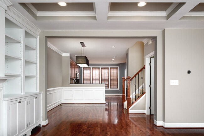 Building Photo - 2638 S Kenmore Ct