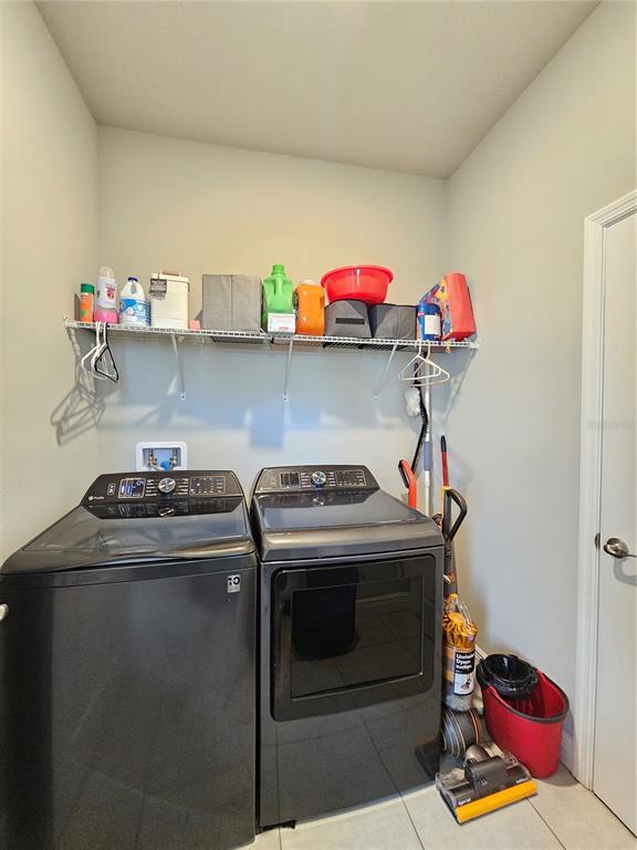 Building Photo - 1556 N River Cir