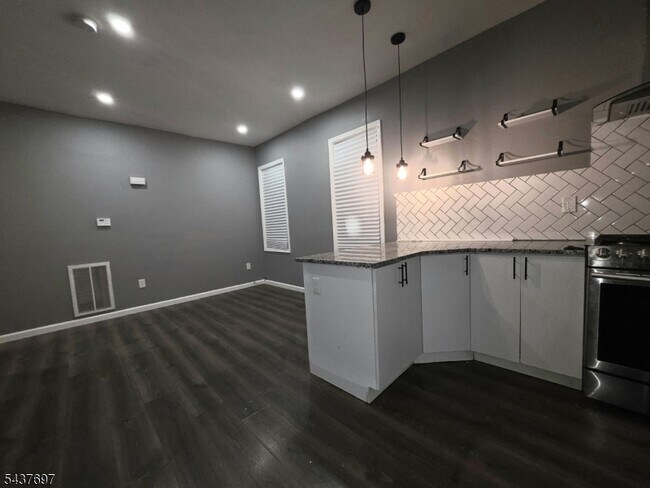 Building Photo - 487 S 17th St