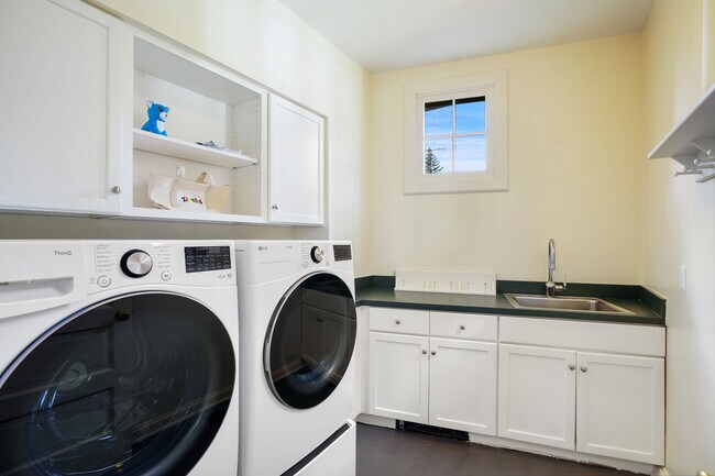 Building Photo - 556 Riversville Rd