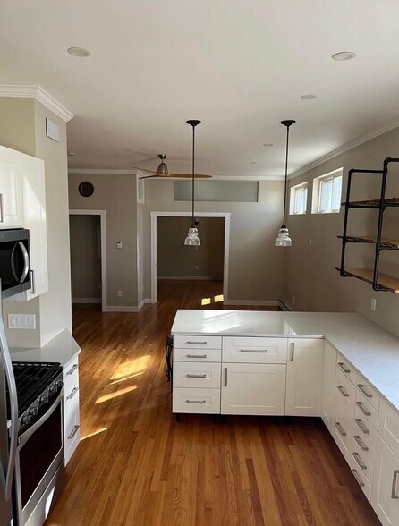 Building Photo - 573 Shirley St