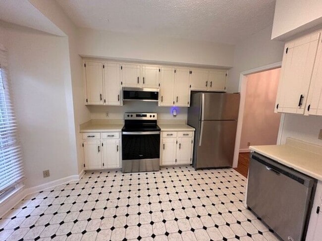 Building Photo - Spacious Townhouse in Woodlawn Area