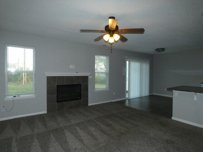 Building Photo - Beautiful Town Home!