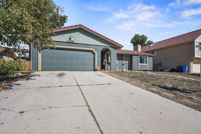 Building Photo - "Spacious 5-Bedroom Haven with 3 Full Bath...