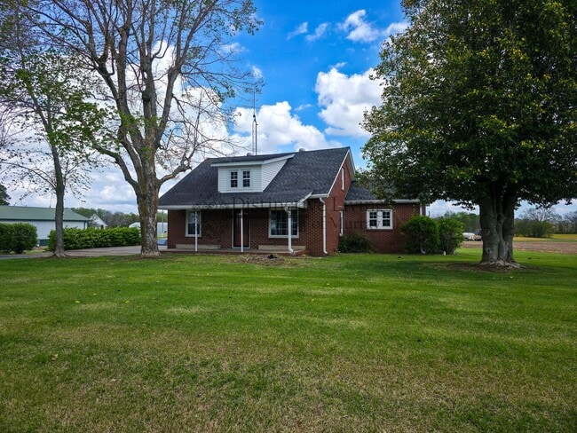 Building Photo - Attention Front Porch Sittin' Lovers- 2 bed 1 bath house in the country in Hazel
