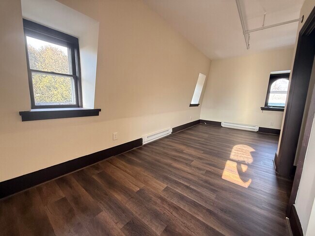 Building Photo - 79 Pine St