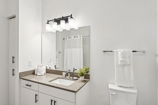 Building Photo - 1161 E O'Neil Dr