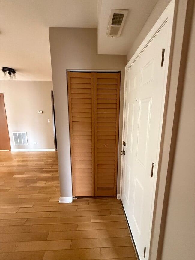 Building Photo - 3 Bedroom 2 Bath Apartment in Rogers Park