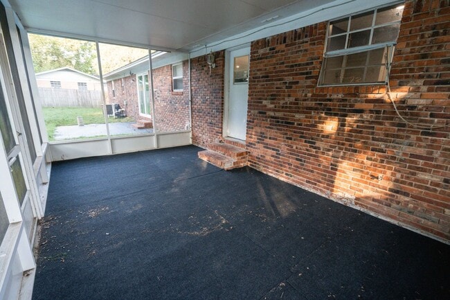 Building Photo - 3/2 Pool Home - Lake Jackson Area