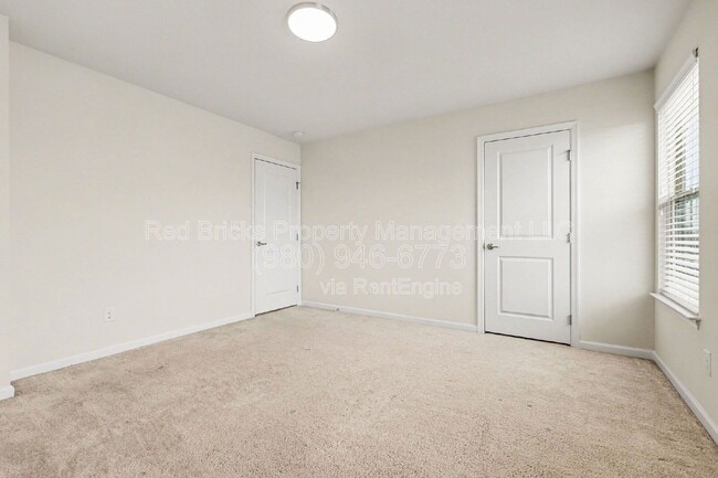 Building Photo - 727 Dynamo St NW