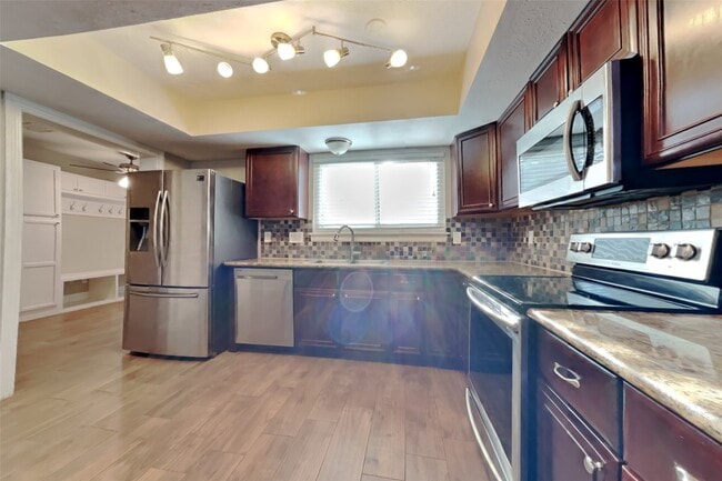 Building Photo - 2814 Golden Leaf Dr