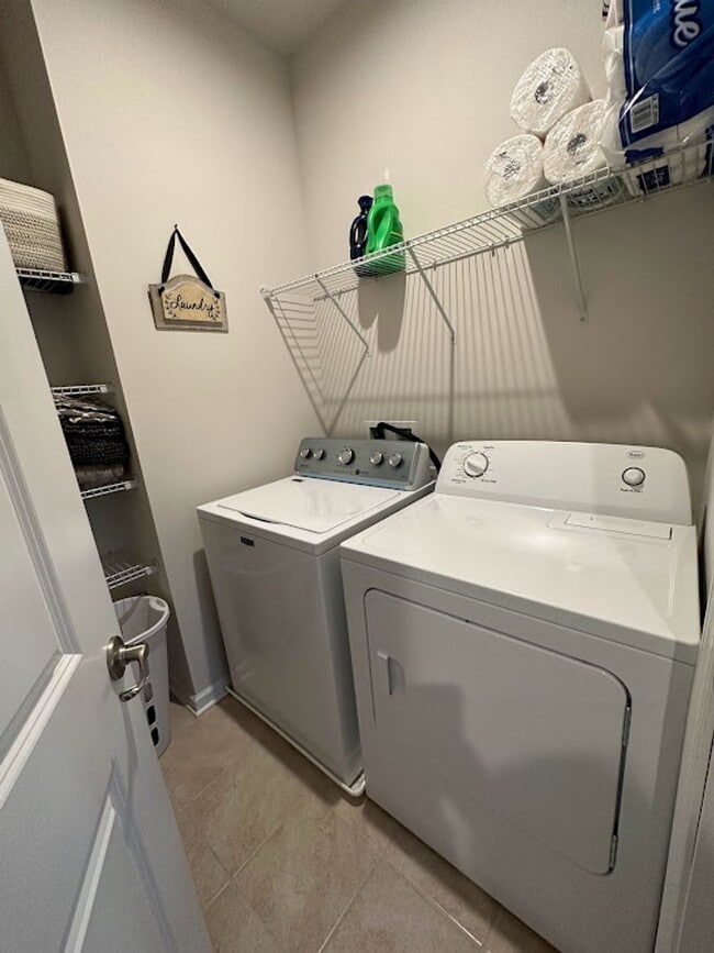 Building Photo - Like New 2018 Built First Floor 3 Bed/2 Ba...