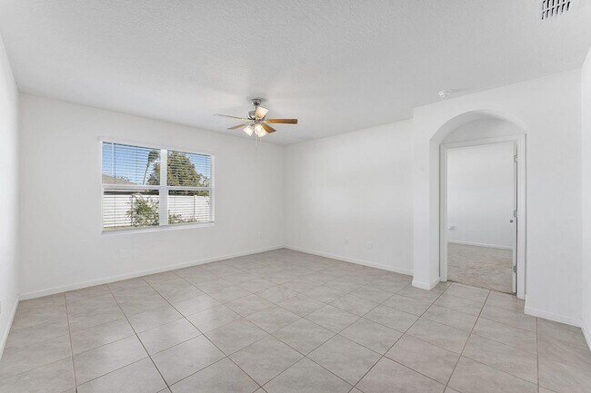 Building Photo - 357 SE Oakridge Dr