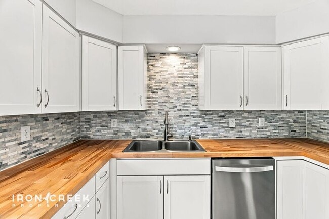 Building Photo - 16 King Arthur Pl