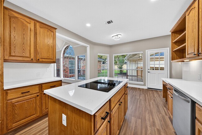 Building Photo - 2015 Rosalyn Ct