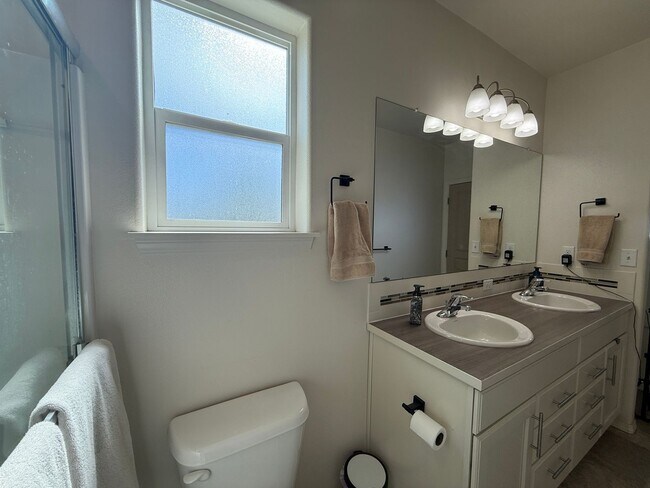 Building Photo - CHECK OUT THIS BEAUTIFUL HOME IN MAPLE MEADOWS!!
