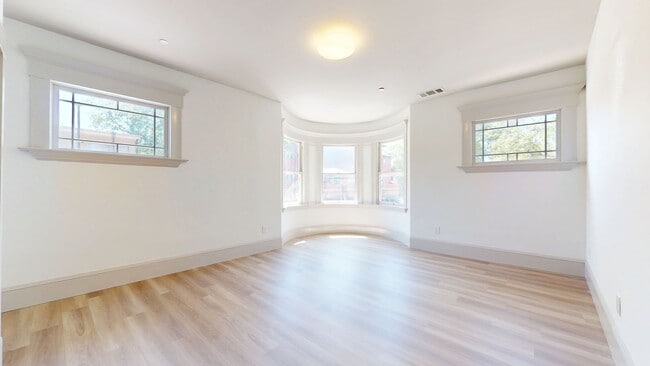 Building Photo - 2 Bedroom Brand New Upstairs Berkeley Unit!