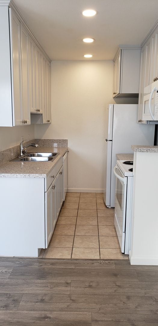 Building Photo - 1 Month Free Rent!!Renovated La Mesa Village 2BR/2BA Condo