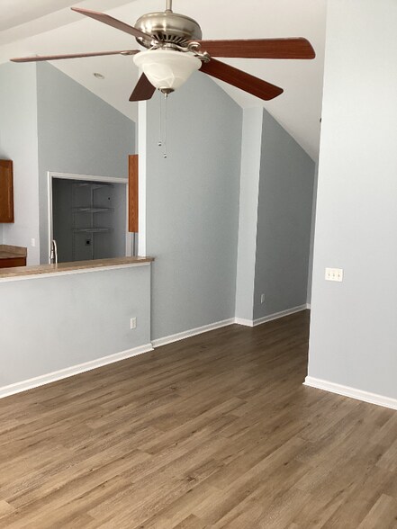 Building Photo - 93 Avonshire Dr