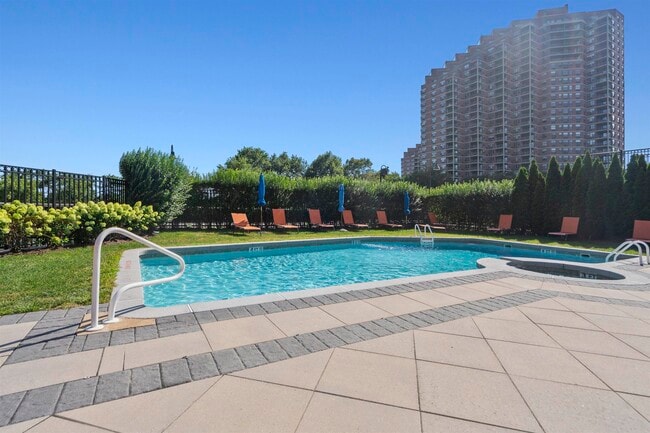 Building Photo - 1 Greene St