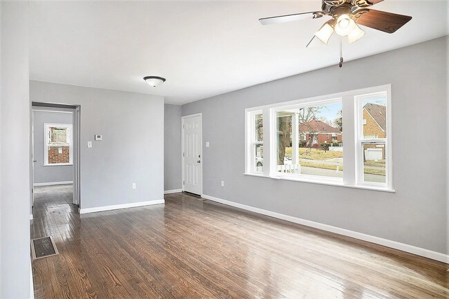 Building Photo - Rehabbed Home Im West Glen Park