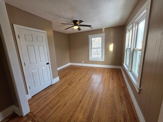 Building Photo - 184 King St