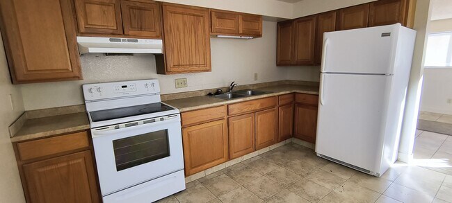 Building Photo - 180 W 895 S