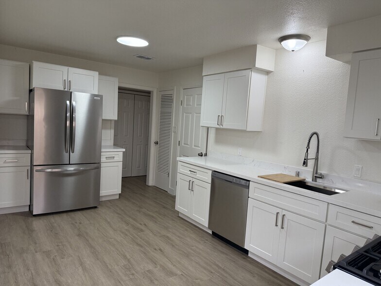 Building Photo - 636 Las Palmas Ave
