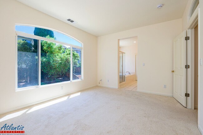 Building Photo - Beautiful Home | Remodeled Kitchen | Centr...