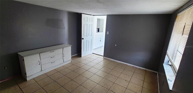 Building Photo - 5200 Chet Dr