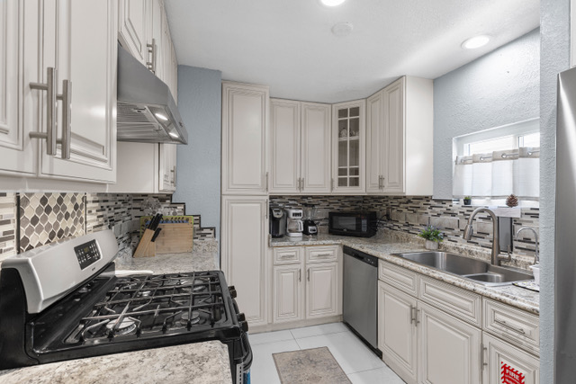 Building Photo - 5333 Longridge Ave