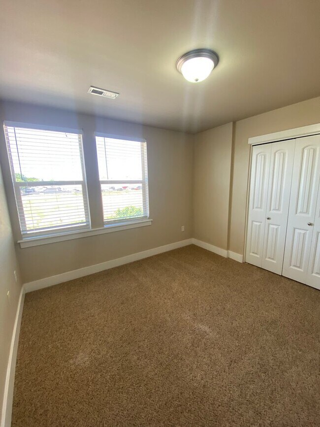 Building Photo - 9993 W Rosecroft Ct