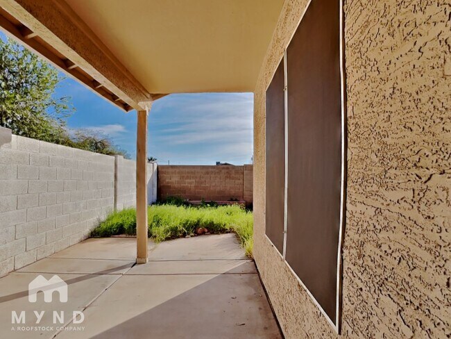 Building Photo - 8027 W Laurel Ln