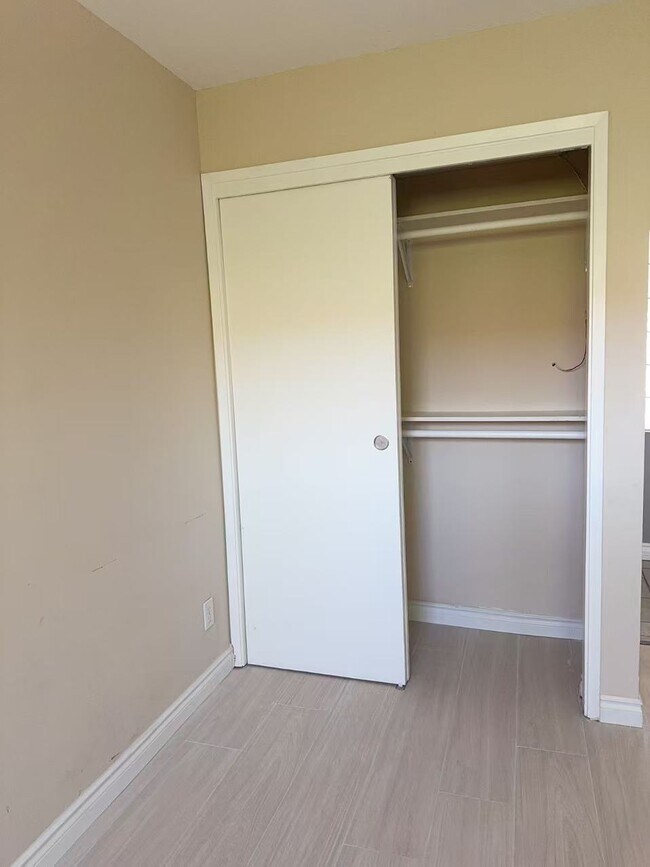 Building Photo - 1641 E Hillcrest Dr