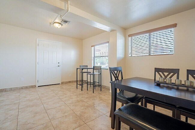 Building Photo - 928 E 6th St