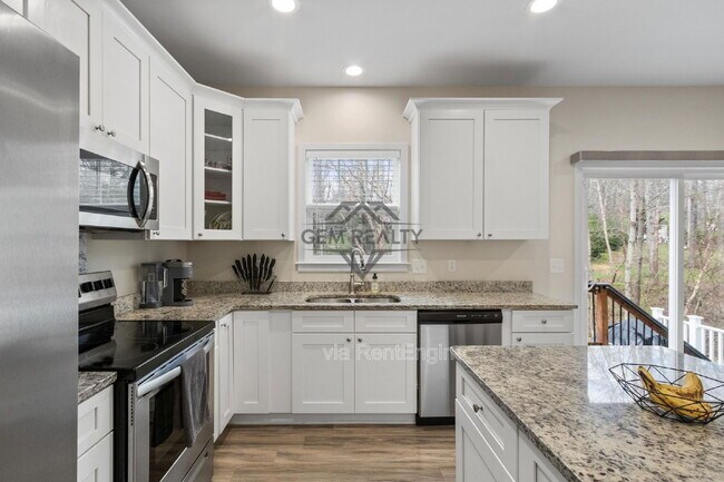 Building Photo - 102 Monroe St