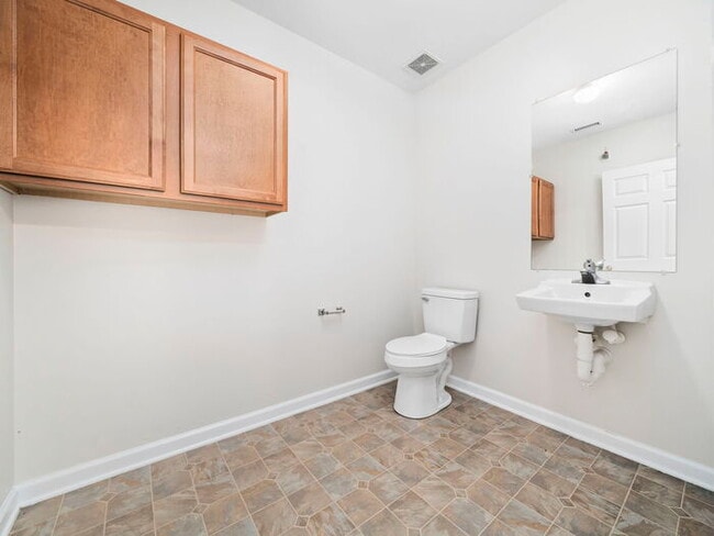 Building Photo - Spacious and Move-In Ready Home! - Fenced Yard!