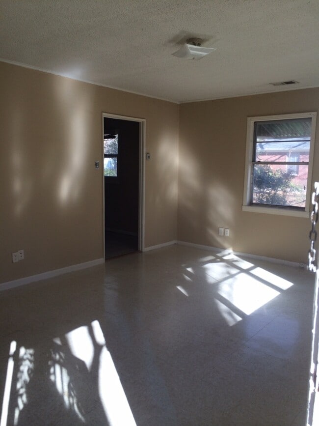 Building Photo - 2 Bedroom rental in Millington!