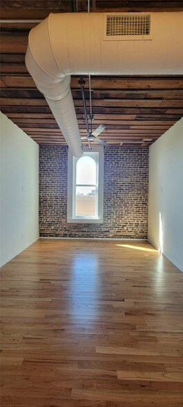 Building Photo - 201 E Chambers St