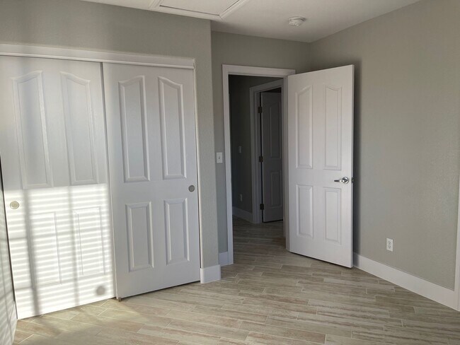 Building Photo - **GORGEOUSLY REMODELED & CLEAN!!  3BD-2 1/2BA HOME IN SILVERADO RANCH !!  *** ONLY $2,190 ***