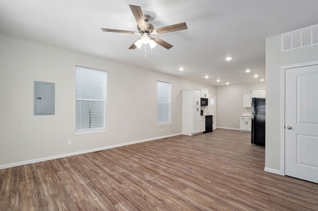 Building Photo - 312 S Hampton Ave