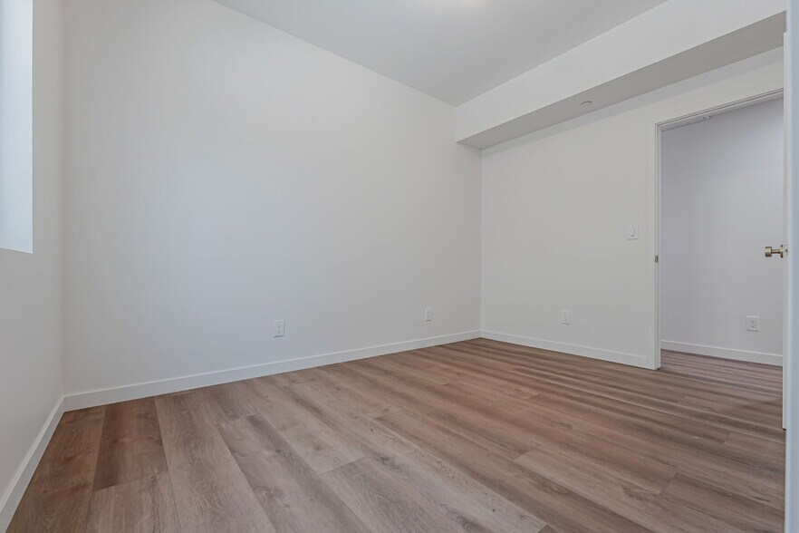 Building Photo - 416 S Ave 56