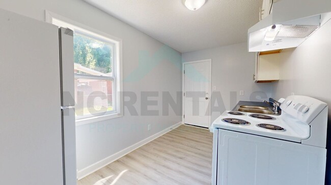 Building Photo - Newly Renovated Gem 2-Bedroom, 1-Bathroom ...