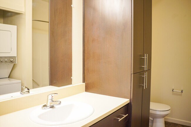 Building Photo - Great 1 Bdr w/Washer/Dryer and Private Balcony!